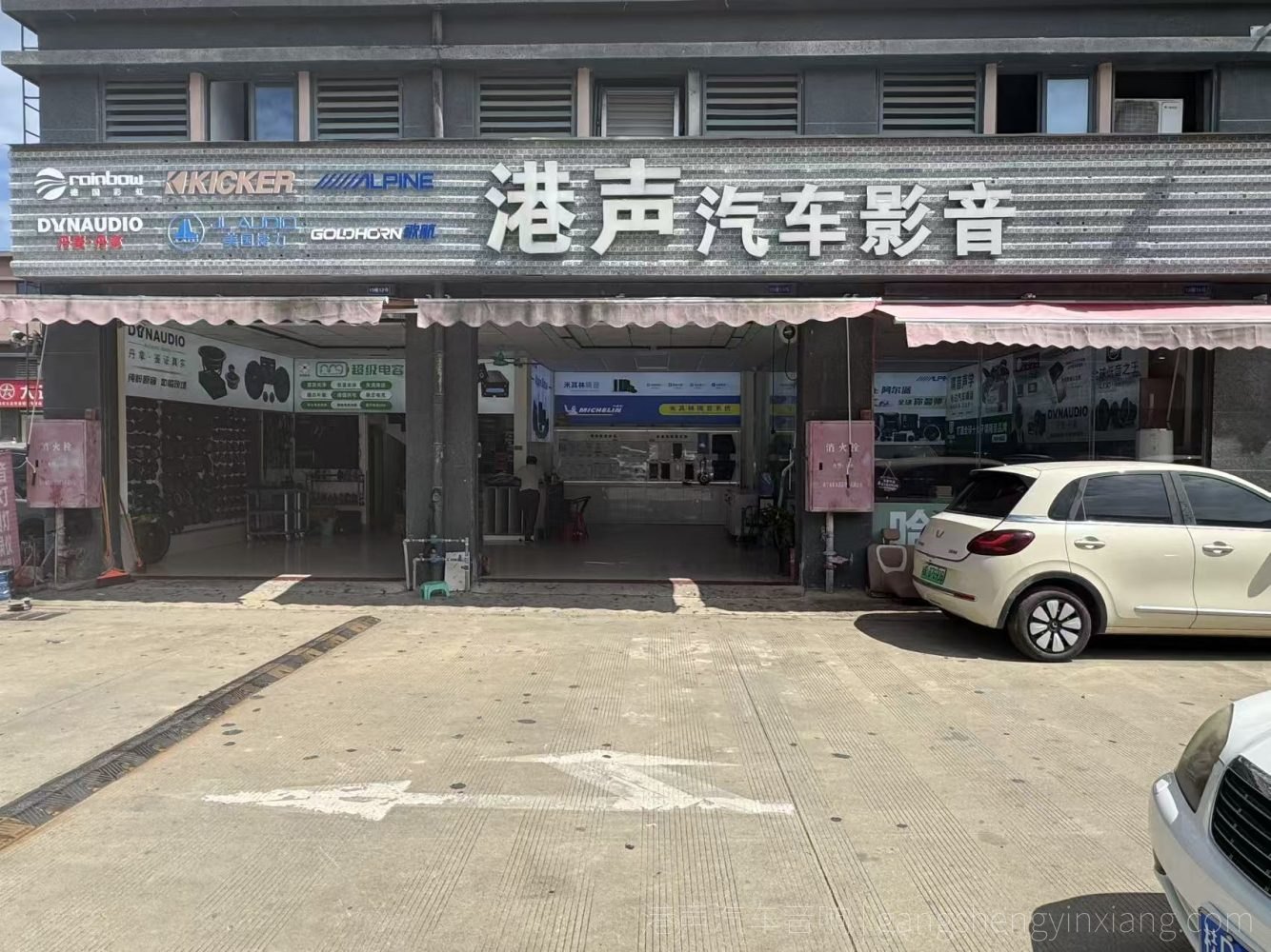 贵港港声汽车音响门店外立面与到店车辆