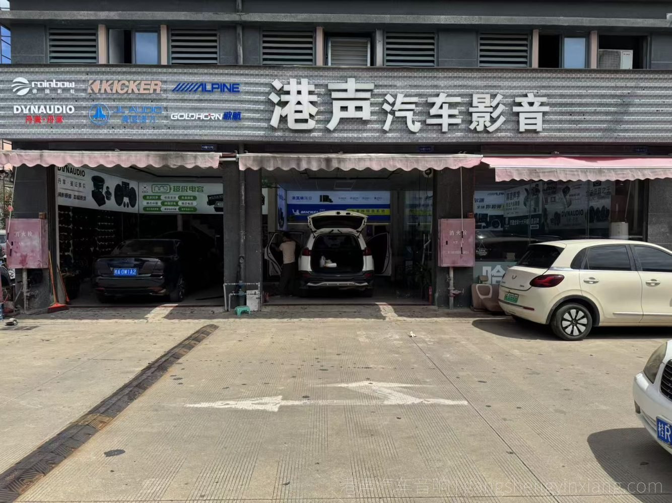 贵港港声汽车音响门店外观与车辆施工入口