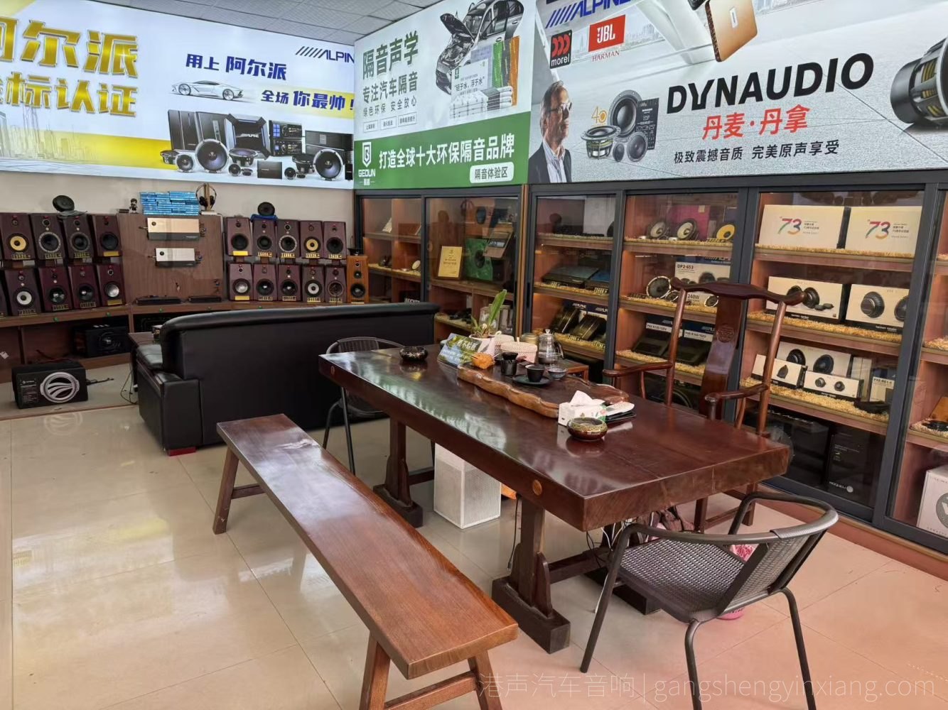 贵港港声汽车音响门店试听洽谈区与产品陈列