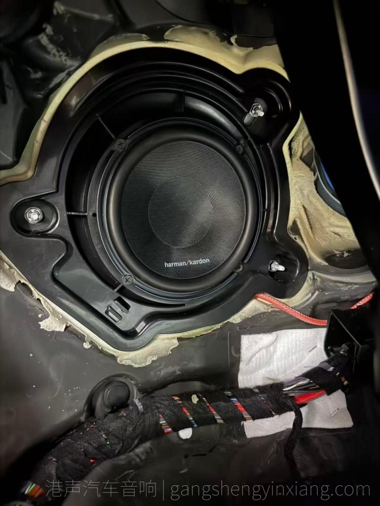 贵港港声汽车音响，奔驰C级施工当中照片，汽车音响改装施工记录